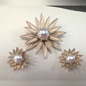 Flower atomic burst gold tone brooch & clip earrings